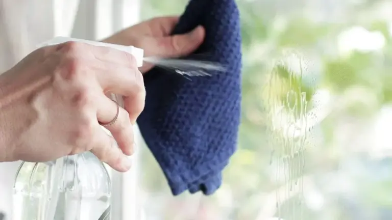 La soluzione geniale per fughe delle finestre: aceto caldo e pochi minuti