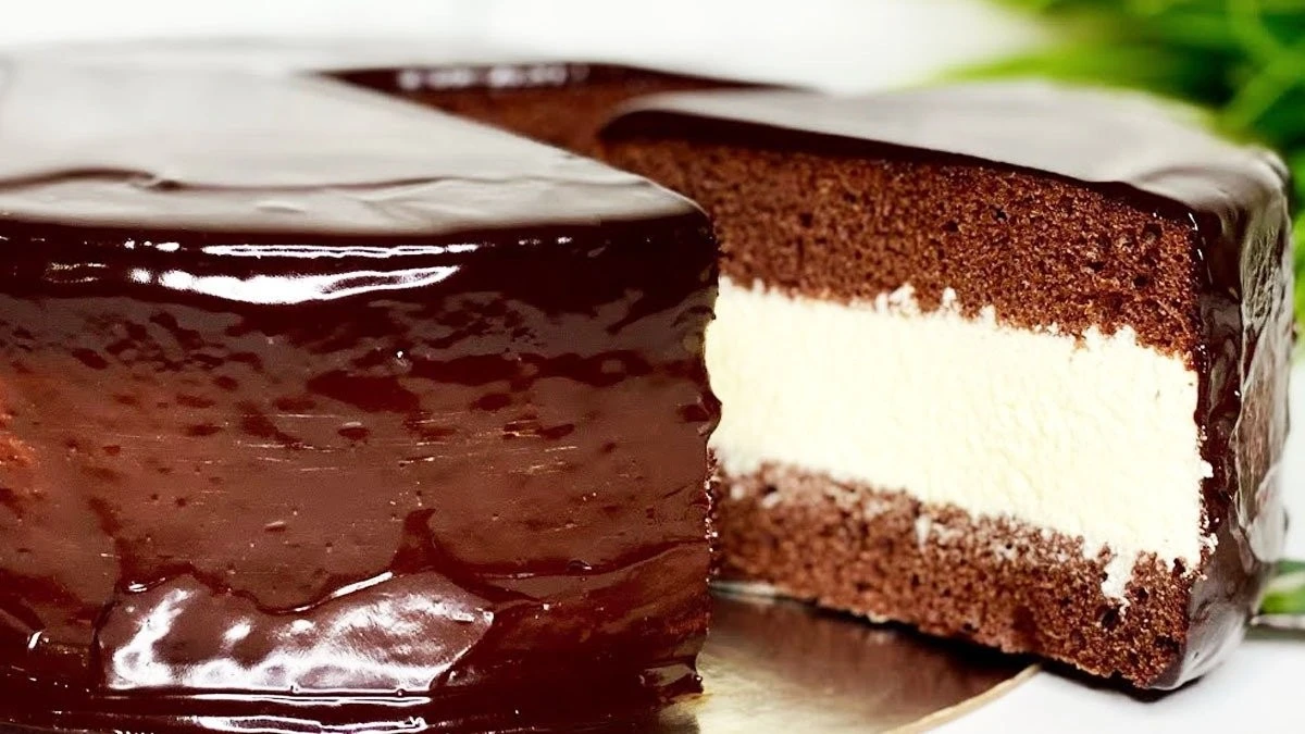 La torta al cioccolato "Choco Pie": pan di Spagna soffice, ripieno vellutato e glassa a specchio