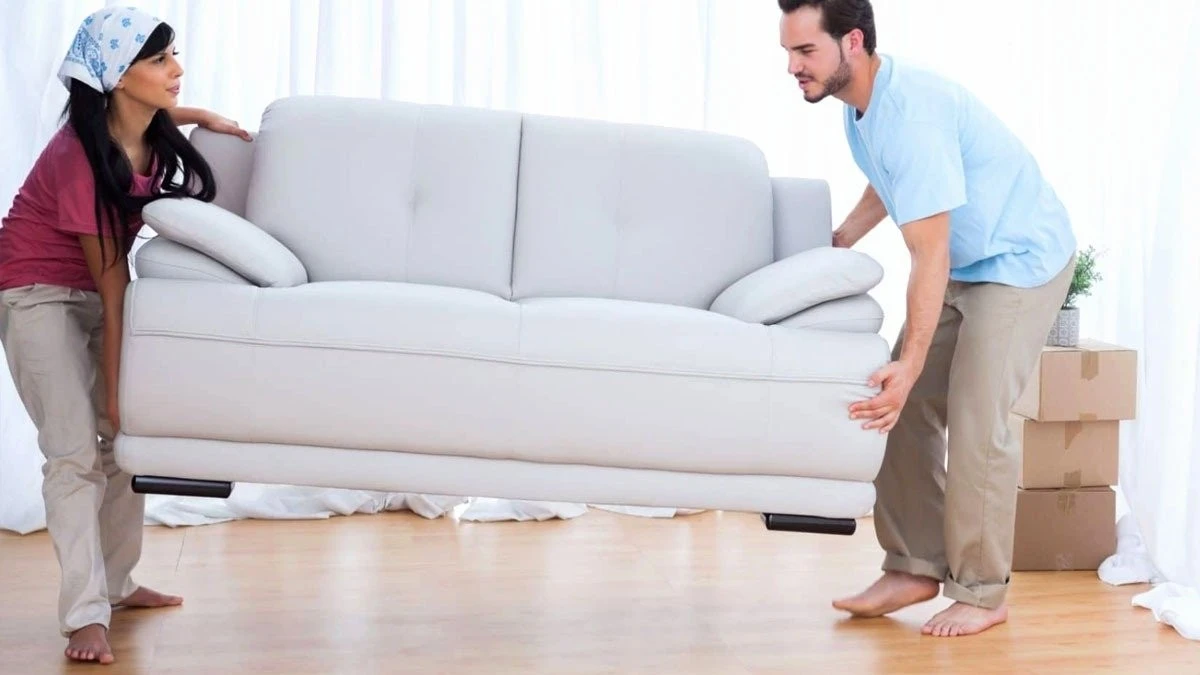 La tua casa sembra più piccola? Ecco come posizionare il divano per "aprire" il soggiorno, secondo gli interior designer