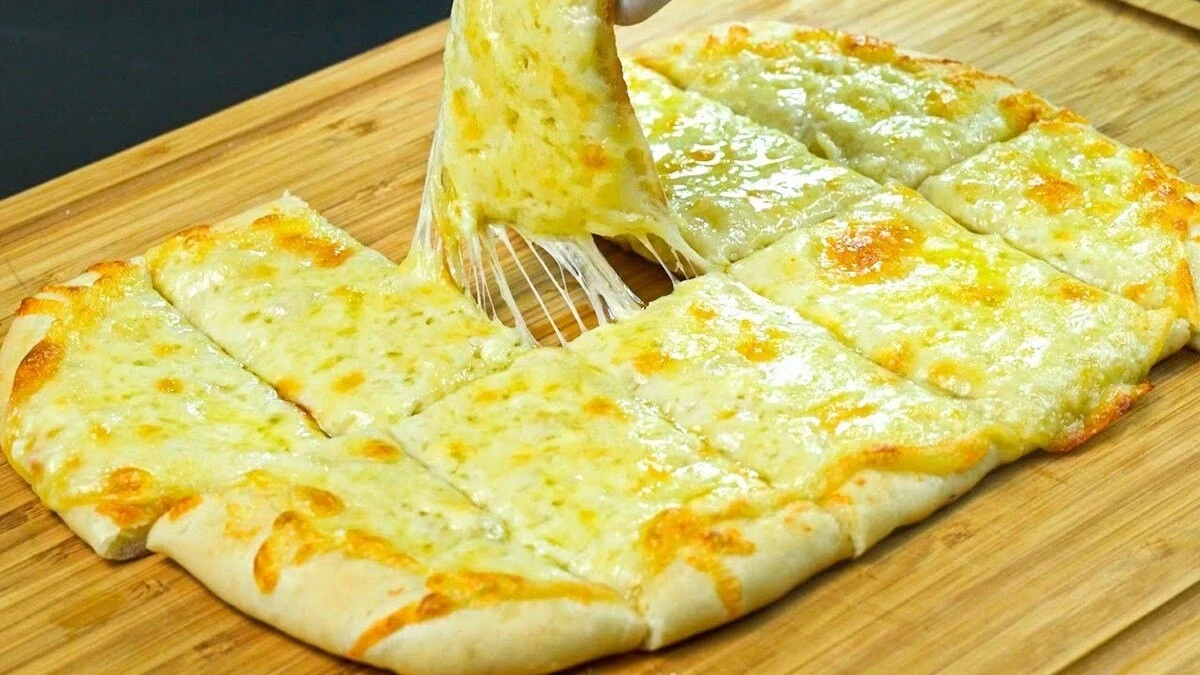 La tua cena rapida: focaccia all'aglio e formaggio in 10 minuti, meglio dello chachapuri