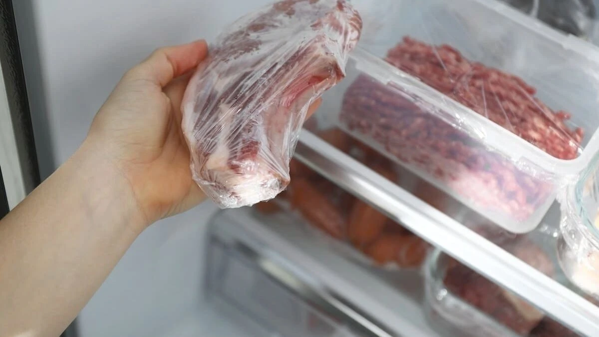La verità sul congelamento della carne: quanto dura davvero e quando diventa un pericolo nascosto