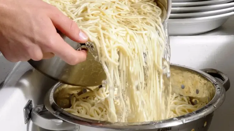 L'oro liquido in cucina: perché buttare l'acqua di cottura della pasta è un errore da chef (e come evitarlo)