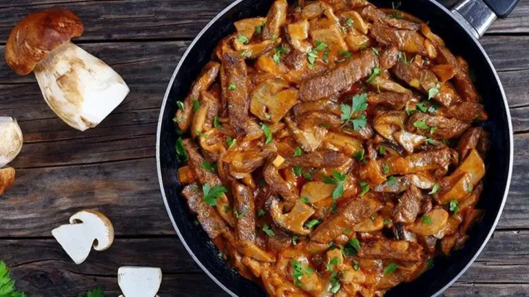 Maiale in padella con funghi e cipolle: il segreto per una cena veloce e saporita
