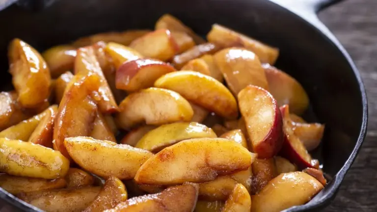Mele caramellate in 5 minuti: il dessert caldo che sa di casa