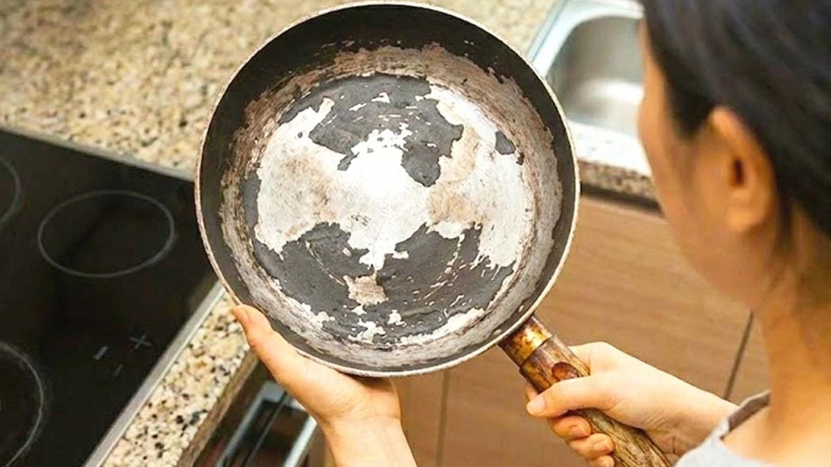 Non buttare la padella con rivestimento rovinato: con questo trucco la salverai per altri due anni
