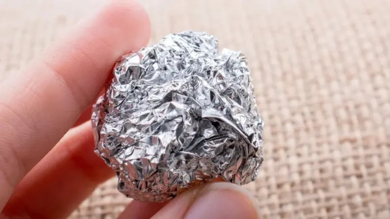 Non solo in cucina: ecco perché dovresti sempre tenere un pezzo di alluminio nella tasca della giacca