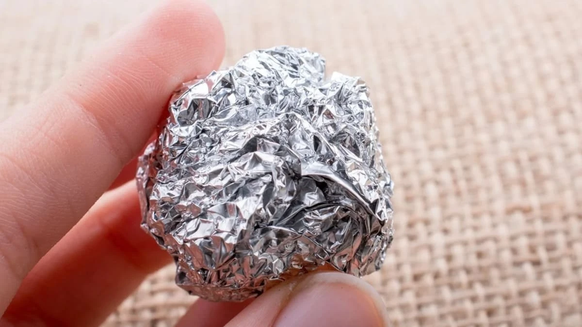 Non solo in cucina: ecco perché dovresti sempre tenere un pezzo di alluminio nella tasca della giacca
