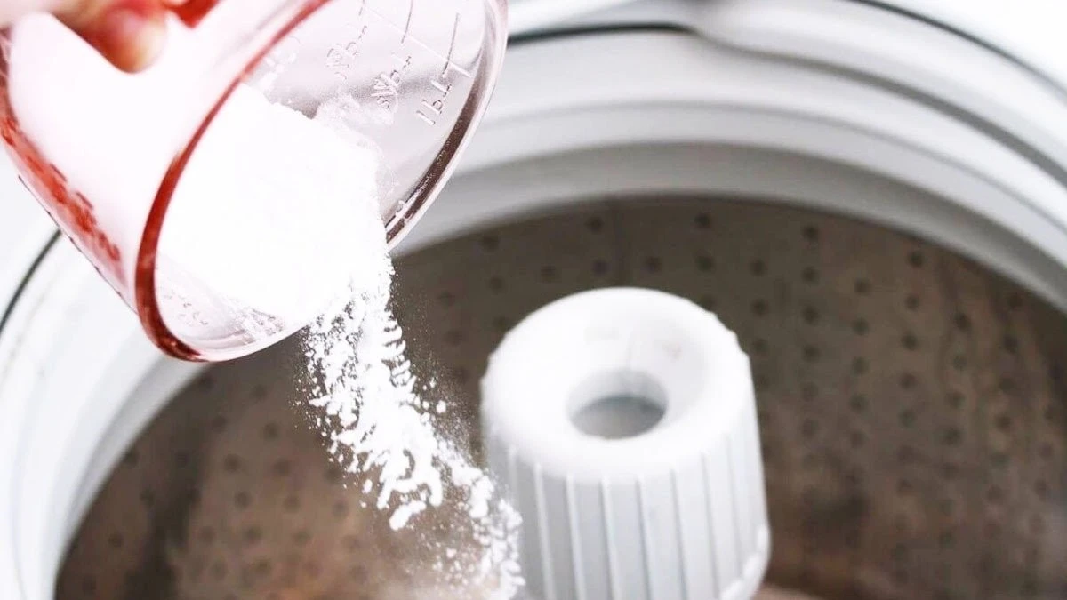 Non usare il bicarbonato per pulire la lavatrice: due trucchi economici liberano una cascata d'acqua nera