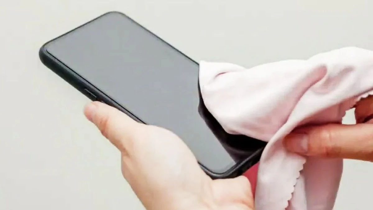 Non usare più salviettine per gli occhiali sul tuo smartphone: il danno nascosto