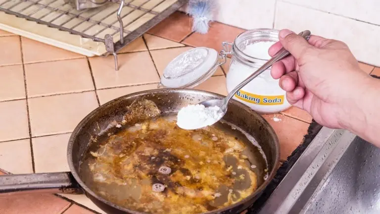 Padella come nuova: il trucco con limone e bicarbonato che sorprende