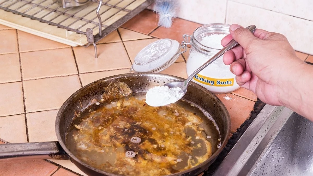 Padella come nuova: il trucco con limone e bicarbonato che sorprende