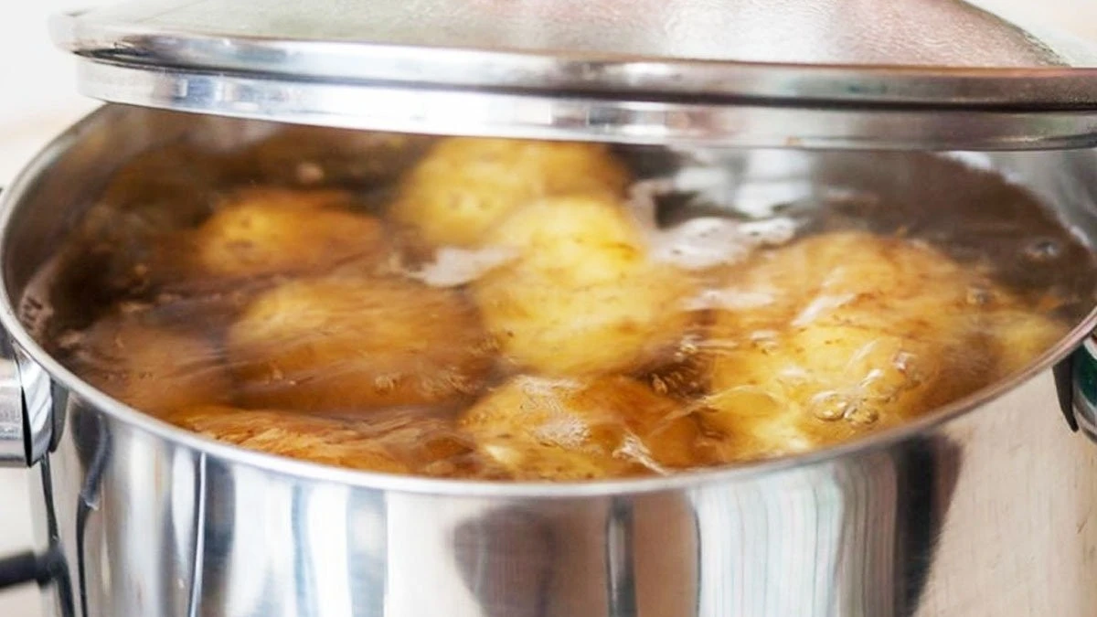 Patate nel brodo: perché ho smesso di usare l'acqua e cosa uso ora