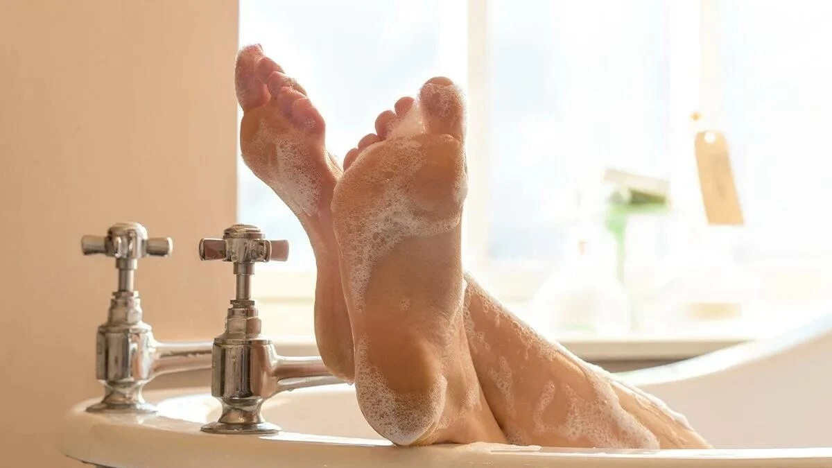 Pediluvio con aceto e sale: il tuo segreto per piedi freschi e sani