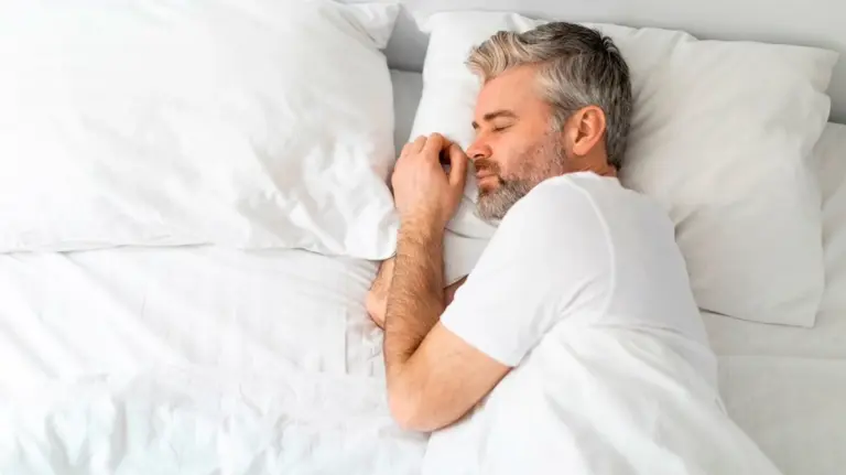 Perché il tuo corpo sobbalza prima di addormentarti? La spiegazione scientifica che ti lascerà a bocca aperta