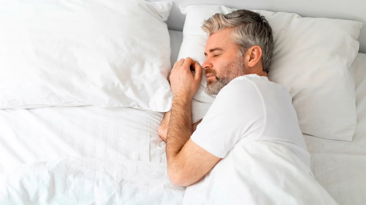 Perché il tuo corpo sobbalza prima di addormentarti? La spiegazione scientifica che ti lascerà a bocca aperta