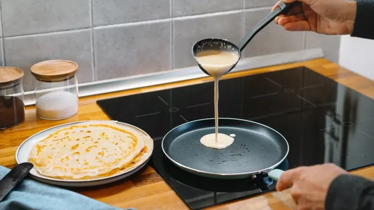 Perché in Italia mescolo il kefir nell'impasto invece del latte per le crepe: morbidezza garantita e niente strappi in padella