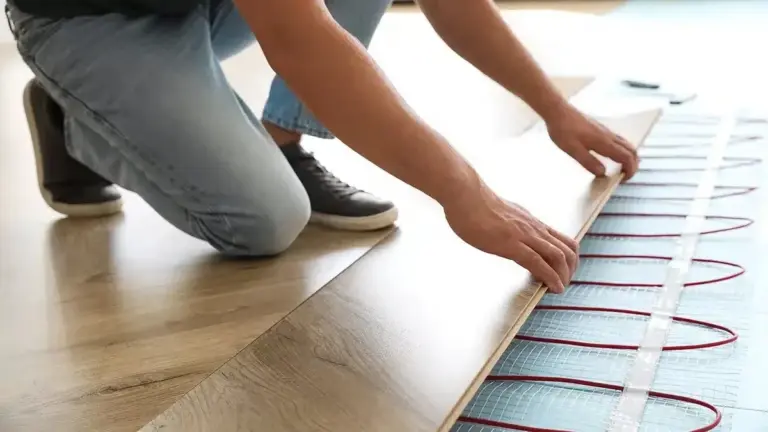 Perché linoleum e laminato cedono il passo: pavimenti resistenti ideali per il riscaldamento a pavimento