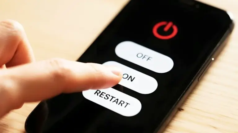Perché spegnere il telefono è meglio che riavviarlo: il trucco che ti protegge
