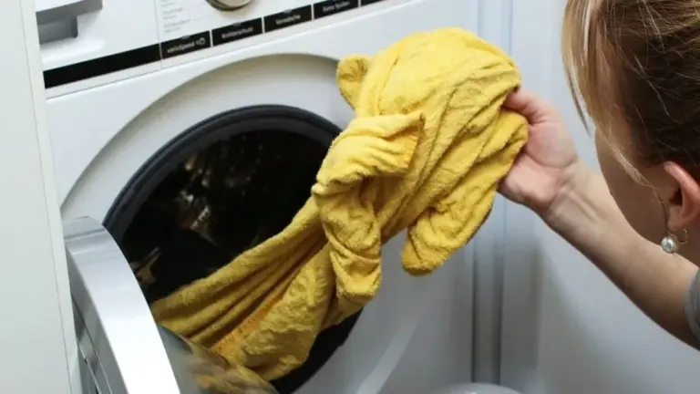 Prádlo zůstává vlhké v sušičce? Tyto 4 chyby uvidíte jen zřídka