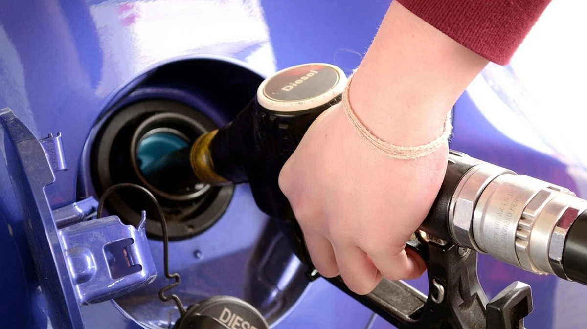 Quando fare benzina spendendo meno: l'orario segreto che ti fa risparmiare