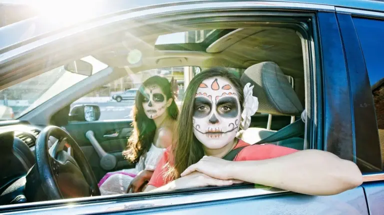 Regole auto: puoi guidare in costume da carnevale? Tutti i trucchi per non infrangerle