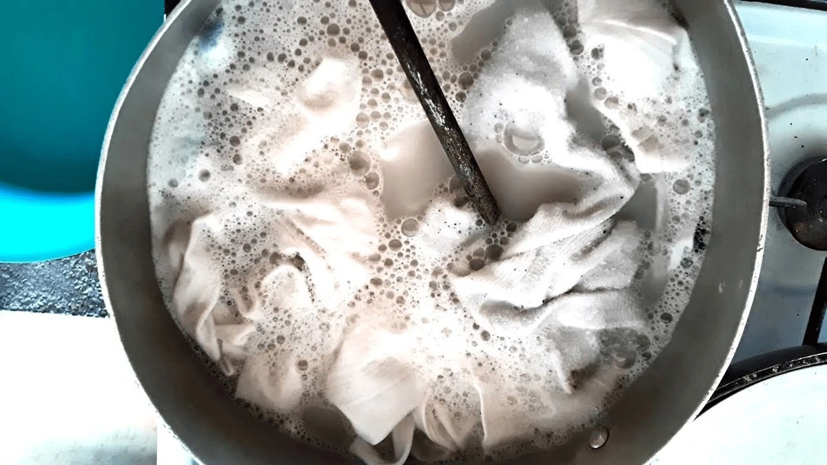 Riporta il bianco alla tua strofinaccio da cucina con un trucco in due mosse: bollire e poi immergere