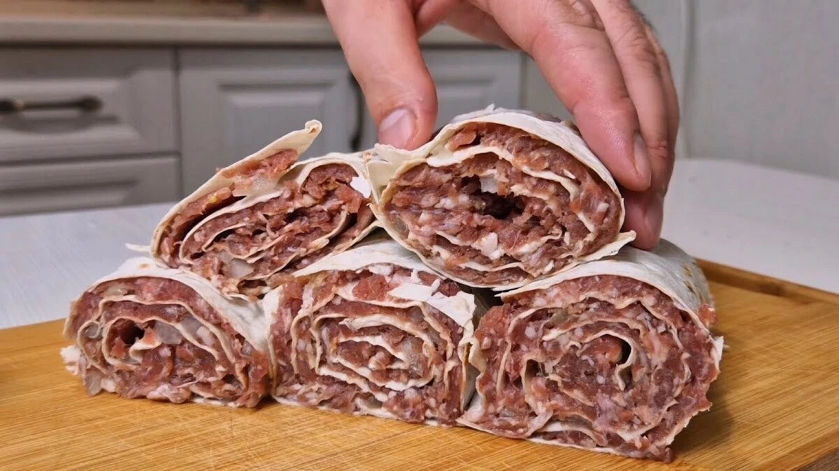 Rotolo di Carne Macinata nel Lavaš: la Chiave per Cene Veloci e Gustose!