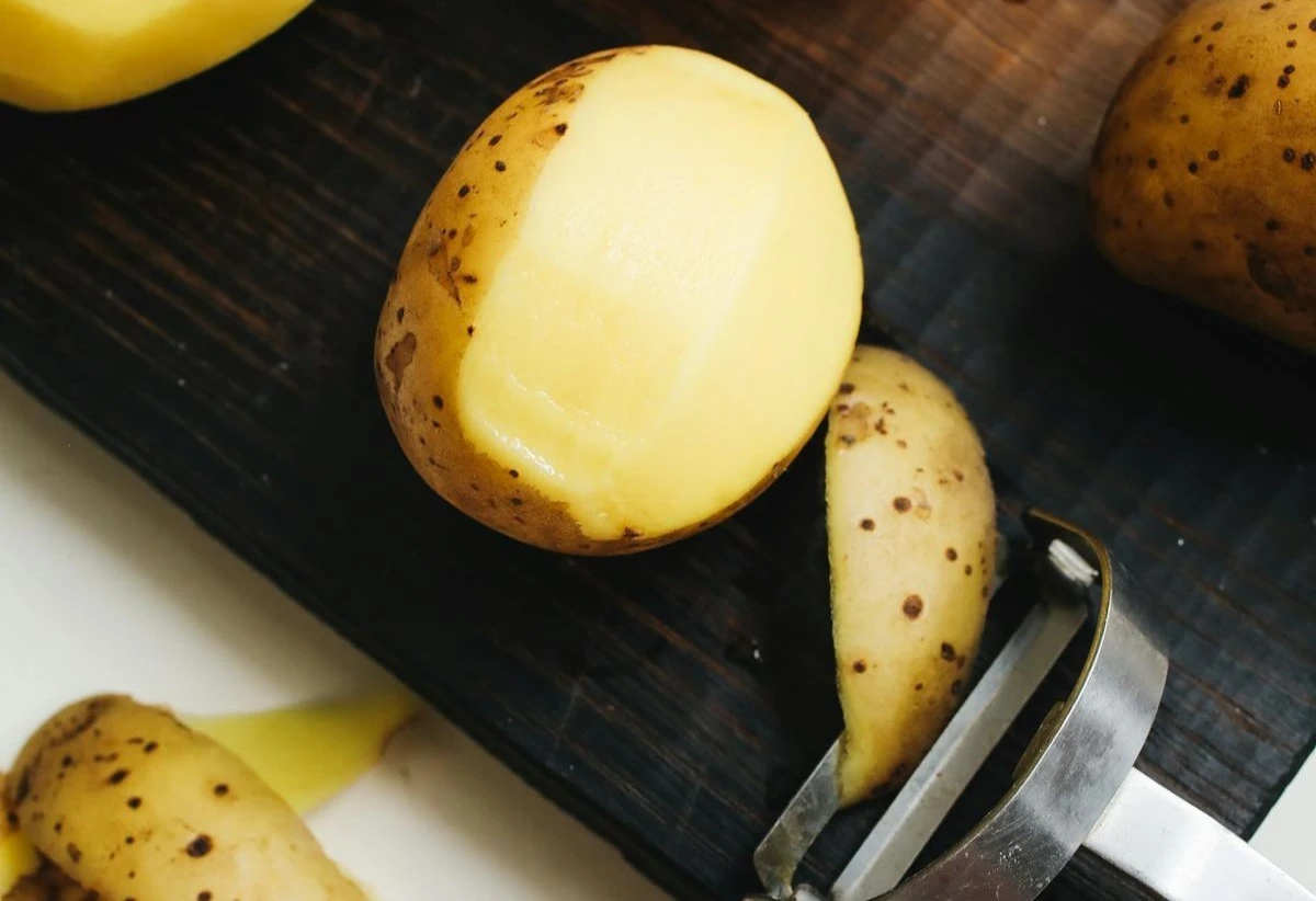 Scarti di patate: come trasformare un rifiuto da cucina in un alleato inaspettato