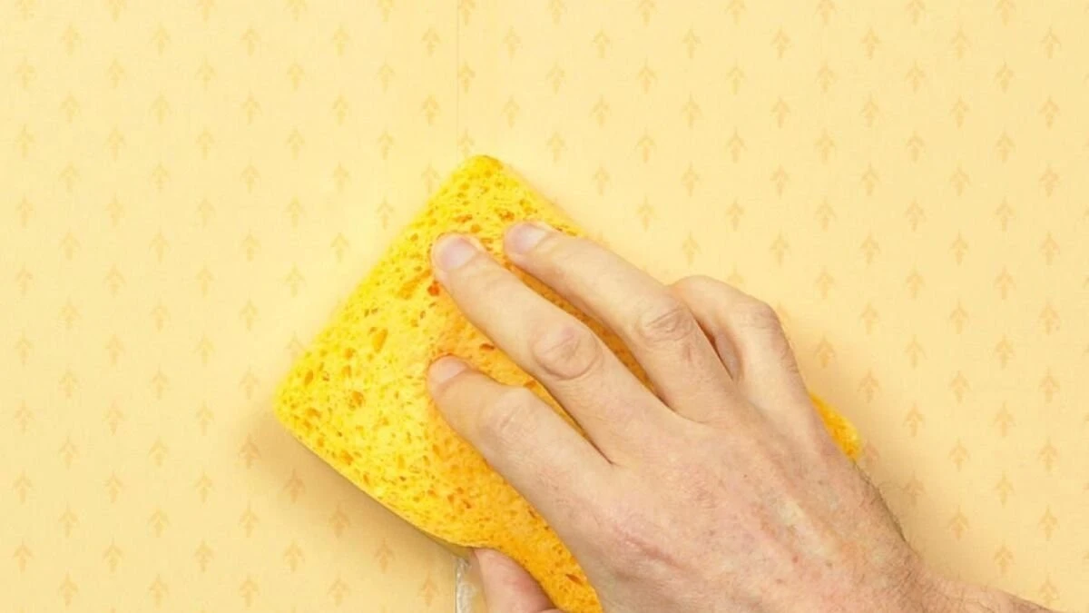 Tapeti ingiallite? Evita di ridipingere con questo trucco geniale