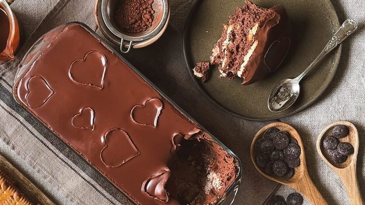 Torta di Biscotti e Mousse al Cioccolato: Una Dolcezza Preparata con Amore