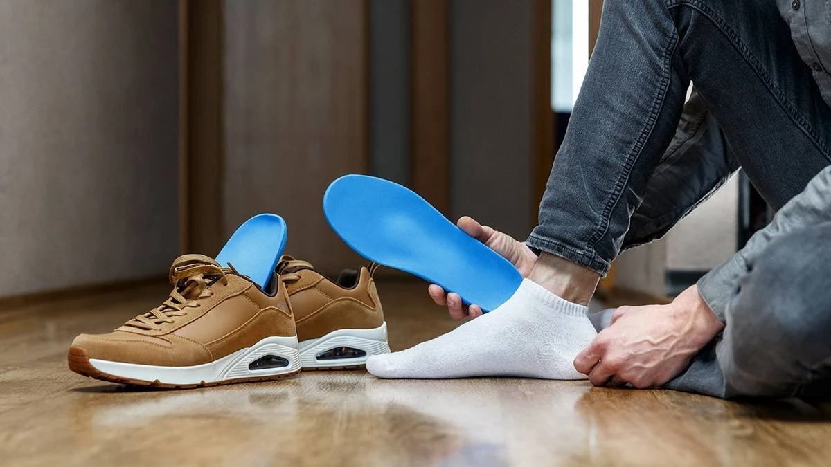 Una pallina di lana nelle scarpe: il trucco poco conosciuto per piedi caldi tutto l'inverno