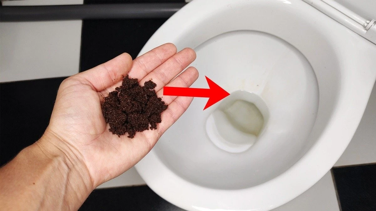 Un cucchiaio di fondi di caffè nel WC: il trucco che sta conquistando l'Italia