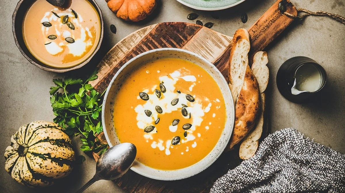 Zuppa di Zucca: La Ricetta Classica e una Sorprendente Variante Vegana