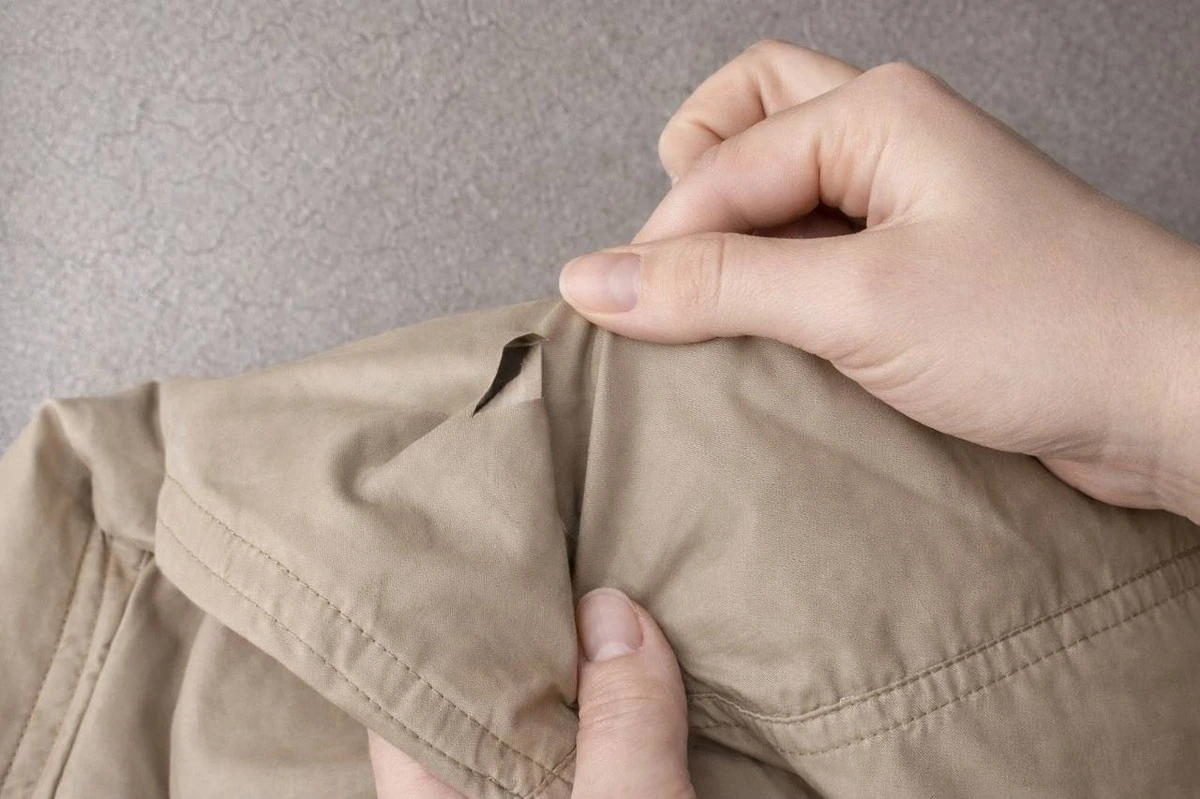 Come rattoppare il piumino con un uovo: il rimedio lampo
