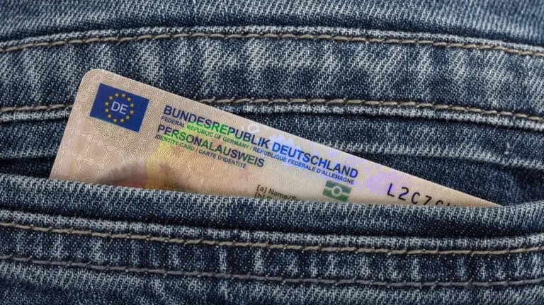 Deutschland: Muss ich meinen Personalausweis immer bei mir tragen? Die Wahrheit hinter der Ausweispflicht