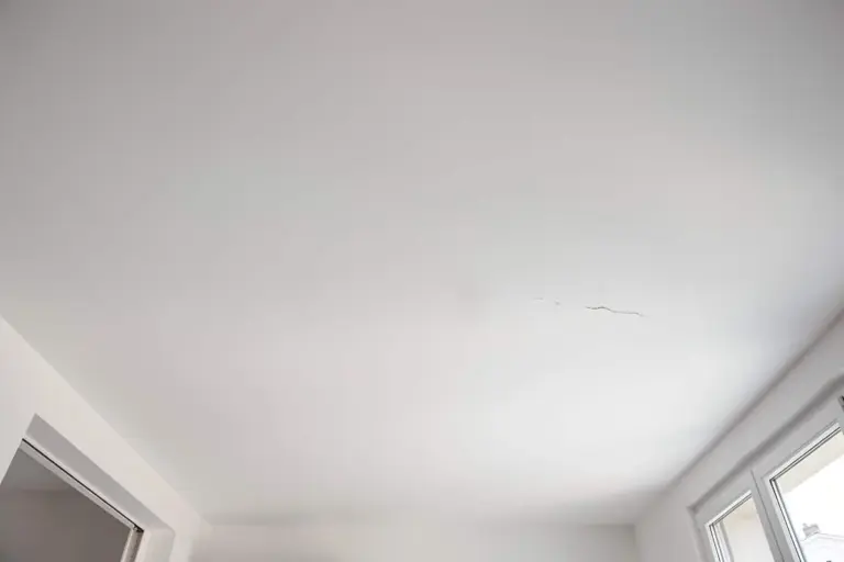 Fessure sul soffitto: la soluzione invisibile che evita costosi lavori ed dura nel tempo