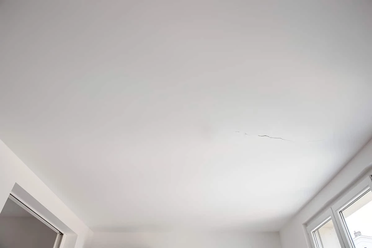 Fessure sul soffitto: la soluzione invisibile che evita costosi lavori ed dura nel tempo