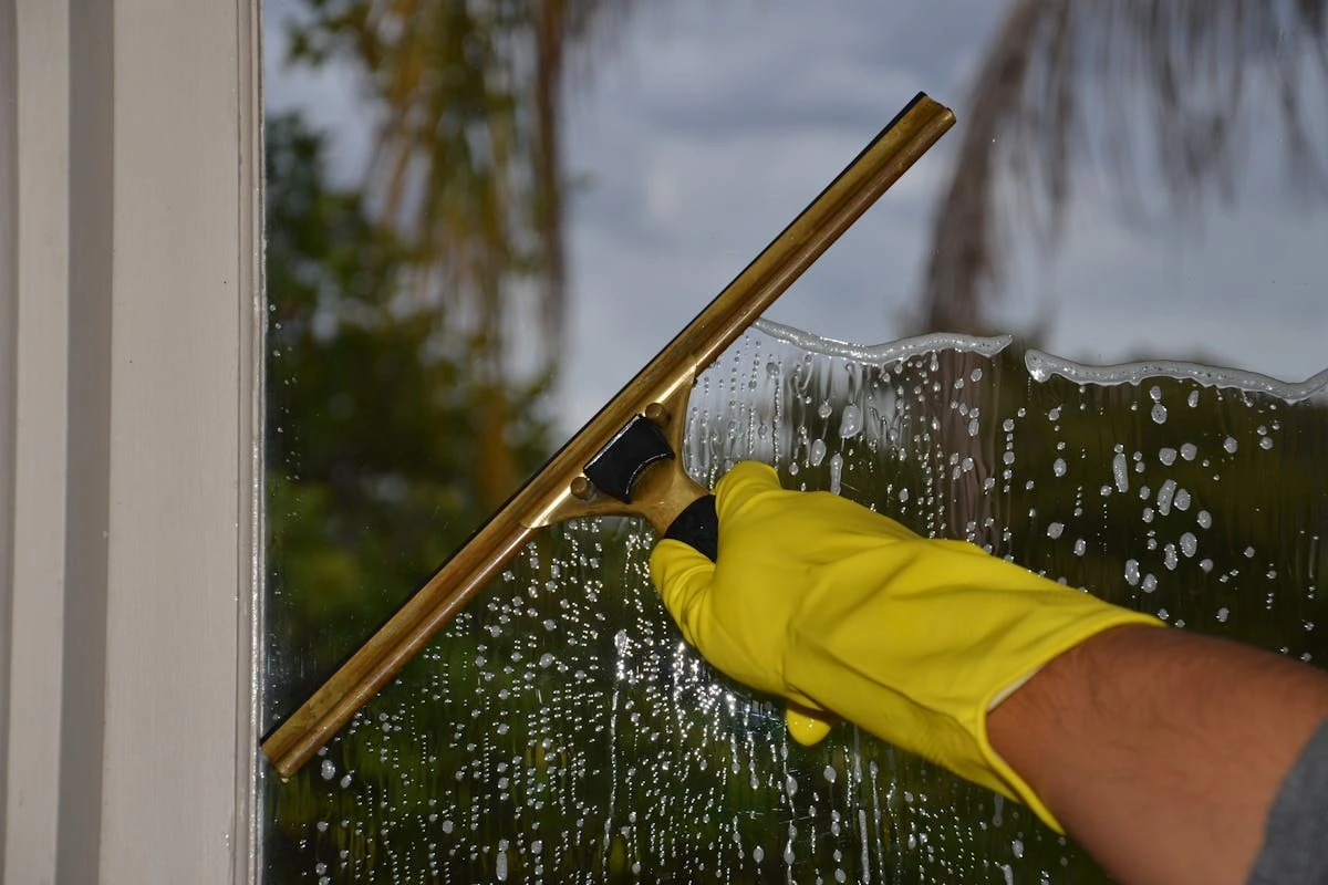 Finisci con le striature: 5 trucchi che i professionisti usano per le finestre impeccabili