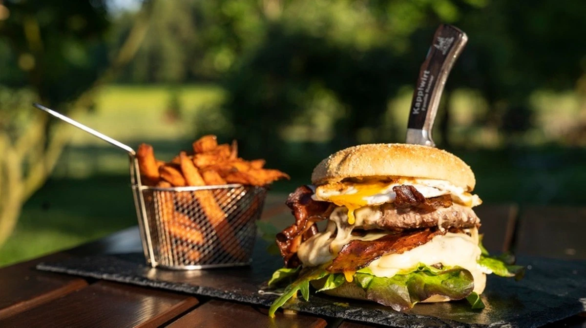 Glosberg-Burger: l'uovo fritto, il patty e il formaggio che conquistano l'Oberpfalz