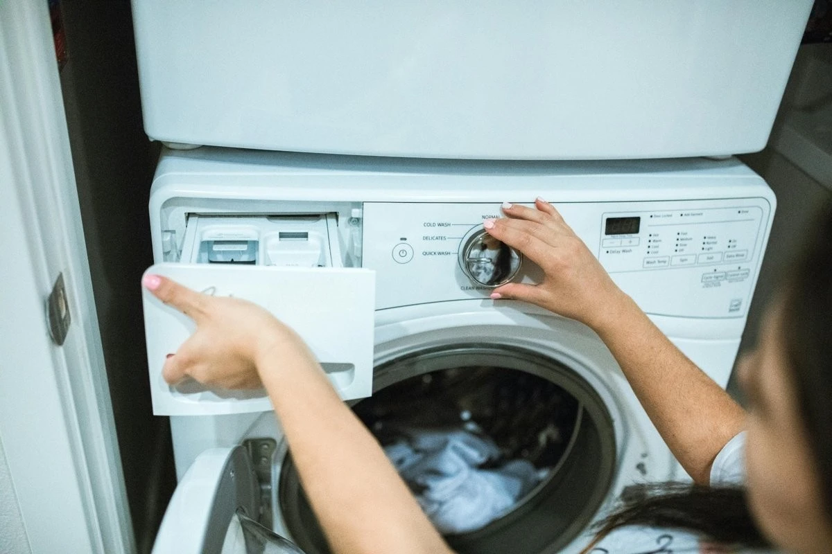 L'ingrediente segreto che trasforma i calzini vecchi in bianchi brillanti (scoperto per caso!)