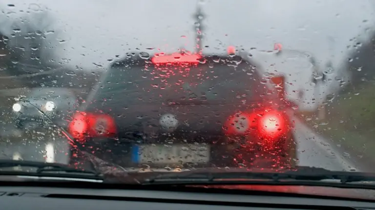Luci Freno Dinamiche: La Rivoluzione per la Sicurezza Stradale Arriva sulle Nuove Auto da Luglio 2026