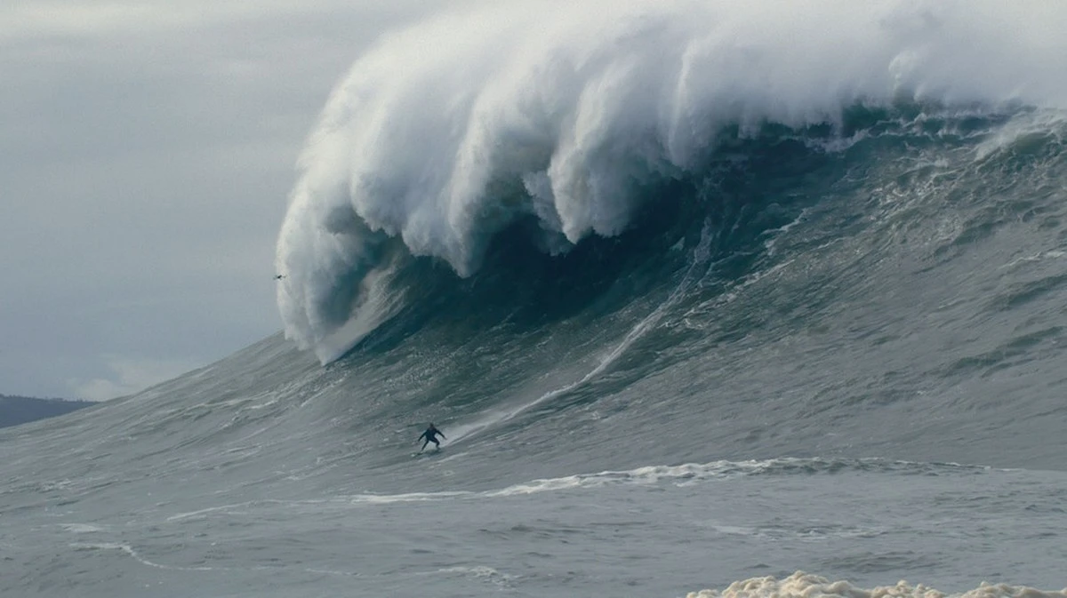Nazaré e Hawaii nel mirino: l'incredibile caccia alle onde giganti del surfista di Norimberga