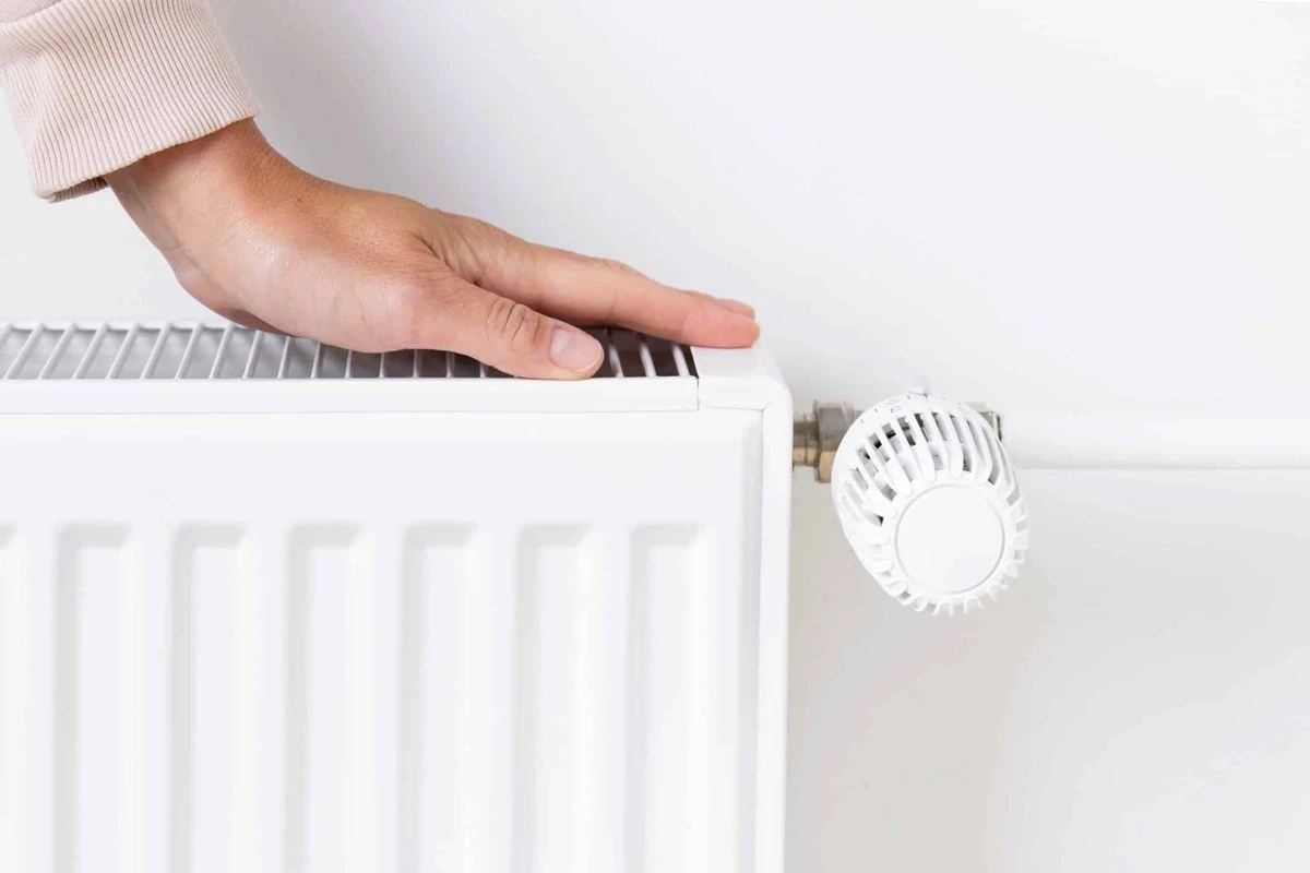 Termosifone freddo in alto? La tecnica semplice per eliminare l'aria e ripristinare la pressione senza chiamare un tecnico